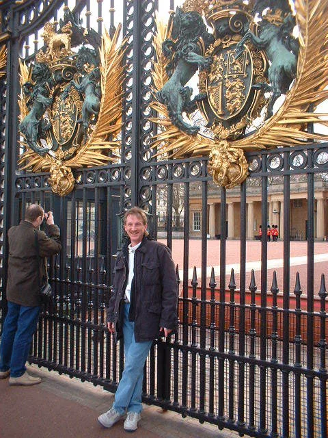 Magician Rodney Kelley in front of Buckingham Palace