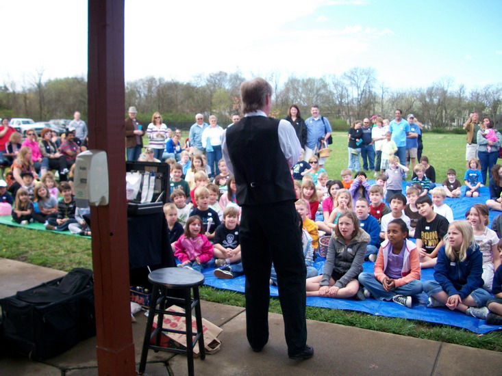 Nashville Magician Rodney Kelley performing in front of a group of kids in the park